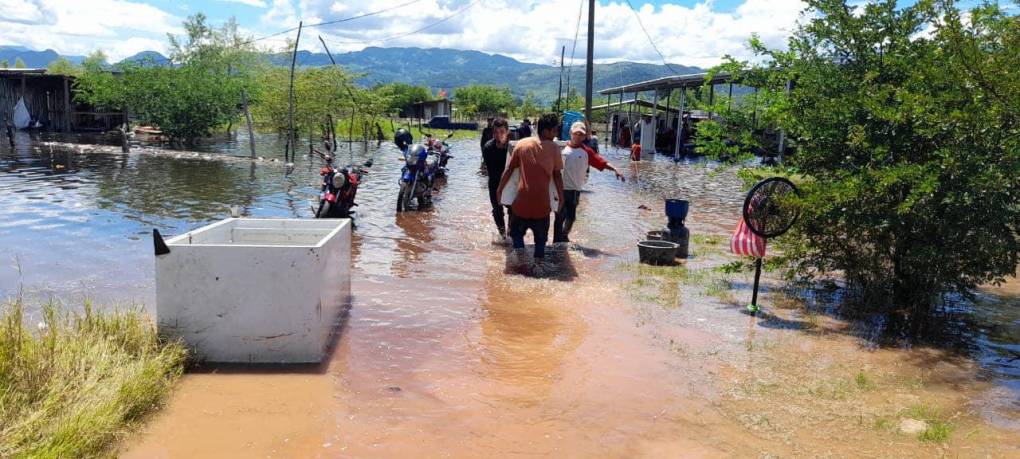 En ese sentido, los ciudades en alerta roja son Pimienta, Villanueva, San Manuel, Potrerillos, La Lima en Cortés; y Santa Rita, El Progreso y El Negrito en el departamento de Yoro; hasta el Ramal del Tigre en Tela, Atlántida. Copeco también extendió la alerta amarilla en Santa Bárbara, Copán, Ocotepeque, Lempira, Intibucá, Cortés, Comayagua, La Paz, Francisco Morazán y Valle.