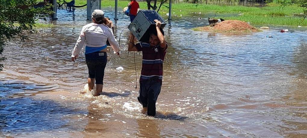 “Copeco exige la inmediata evacuación de los pobladores que viven en los municipios declarados en alerta roja y el Valle de Sula (...)”, dijo la Comisión a través de un boletín.