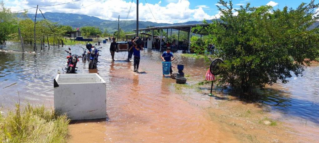 La alerta en el valle de Sula es máxima. a Comisión Permanente de Contingencias (Copeco) declaró alerta roja por 48 horas, a partir de las 09:00 am de este martes 20 de septiembre, para los municipios aledaños a las riberas del río Ulúa.