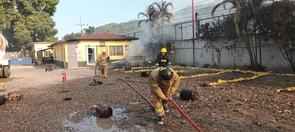”Al llegar al lugar se comprobó que era un incendio de grandes proporciones por lo que se tuvo que pedir refuerzos a La Ceiba”, explicó el capitán del Cuerpo de Bomberos.
