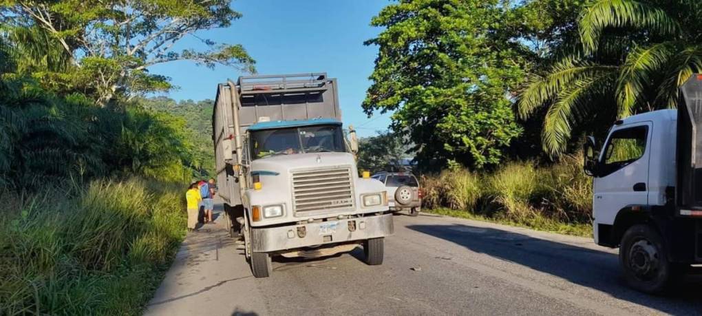 La Policía y miembros de emergencia se encuentran en la zona para recuperar los cuerpos de las víctimas mortales, que quedaron en el interior del vehículo, indicó el Cuerpo de Bomberos de Honduras.