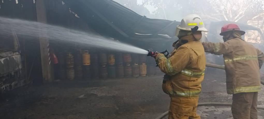 Los bomberos de Jutiapa lograron controlar el incendio con refuerzo de La Ceiba.