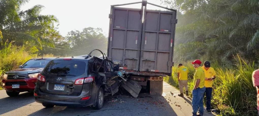 Conductores que transitaban por la carretera, que conecta con la ciudad de La Ceiba, trataron de auxiliar a las personas que iban en la camioneta, sin embargo, estos fallecieron casi al instante.
