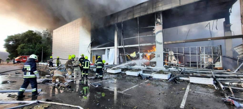 Al menos 10 muertos en ataque con misil en concurrido centro comercial de Ucrania
