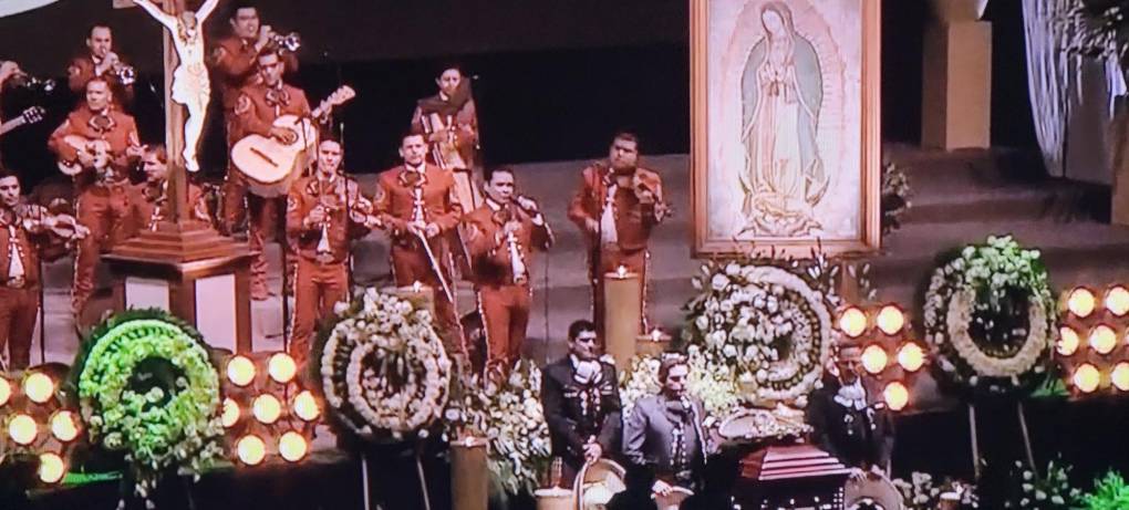 Durante las primeras horas del homenaje, se colocó una enorme imagen de la Virgen de Guadalupe, un crucifijo y coronas florales.