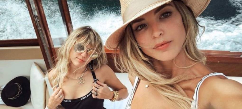 Un inocente beso entre Kaitlynn Carter y Miley desató la polémica, aunque diversos medios de comunicación de EEUU aseguran que es falso y se trata de un truco publicitario, citando a E! News.<br/>