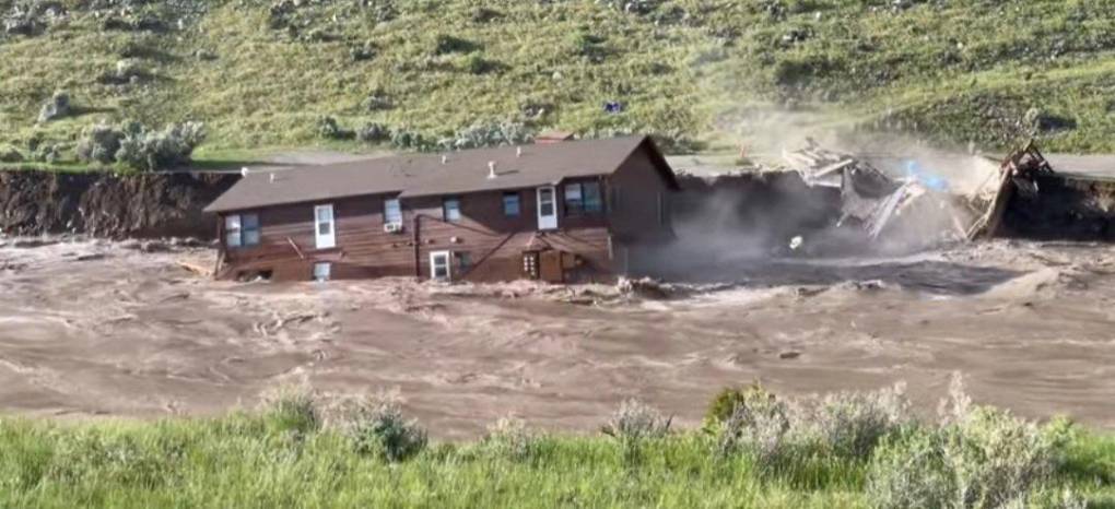 Las imágenes de enormes riadas arrasando incluso viviendas a su paso por esta área del reconocido parque siguen poniendo de manifiesto la gravedad de unas inundaciones que, desde las autoridades de Yellowstone, definieron como “históricas”.