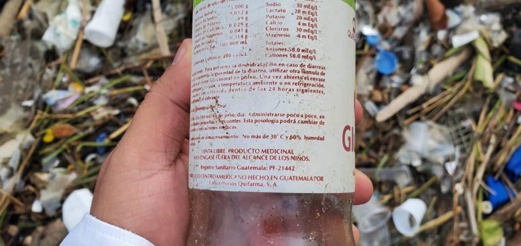 Botella de medicamentos hecha en Guatemala recogida hoy en una playa de Omoa.