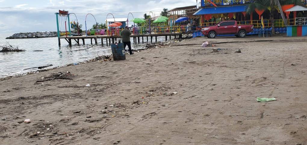 En esta fotografía se ve al alcalde de Omoa, Ricardo Alvarado Escobar, caminando por la playa durante la mañana.