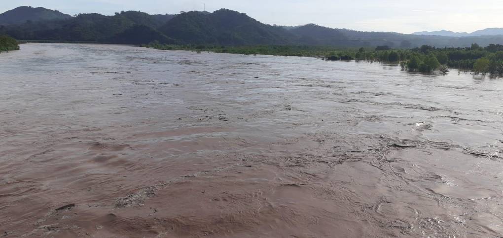 En esa ciudad, personal de la Regional II de Copeco realizó monitoreo visual del incremento del caudal del río Ulua, a la altura del puente La Democracia.