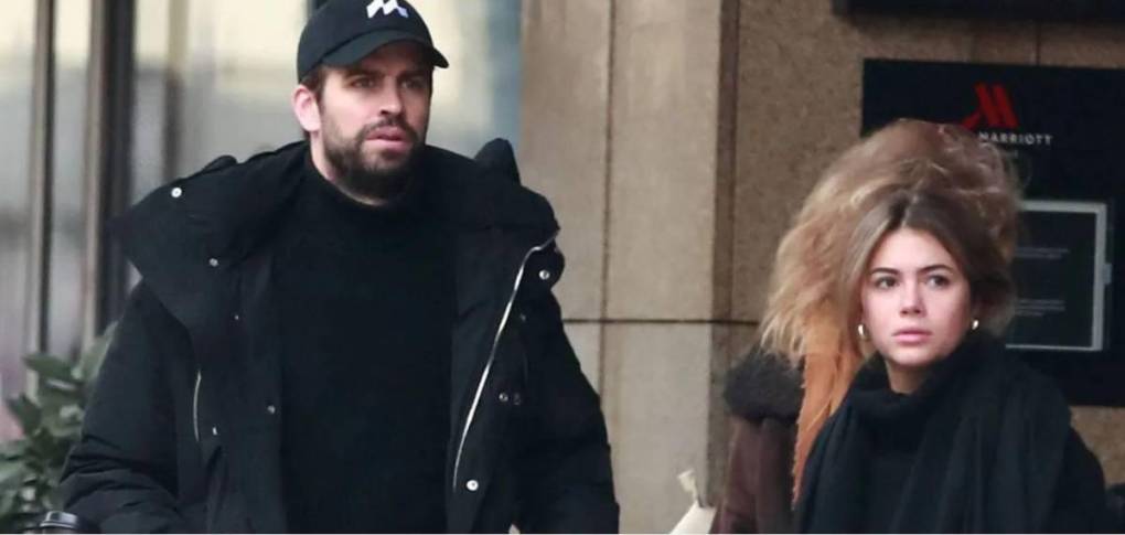 Gerard Piqué y Clara Chía Martí habrían sido expulsados de un restaurante en Los Ángeles, supuestamente, porque el dueño es fanático de la cantante colombiana Shakira, a quien el exfutbolista habría sido infiel con la joven española. 