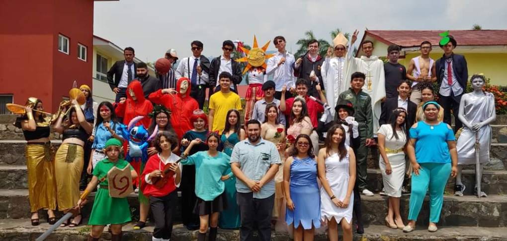 Los estudiantes de último año llegaron vestidos de personajes históricos y de ficción, en una jornada que se planteó como propósito ser creativo y plasmar un mensaje con su elección. El docente Abraham Saenz fue el responsable de dirigir este proyecto. 