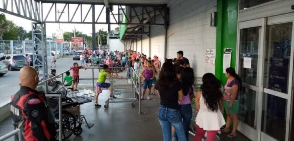 Decenas de personas han hecho largas filas en los supermercados de la ciudad para abastecerse de alimentos.