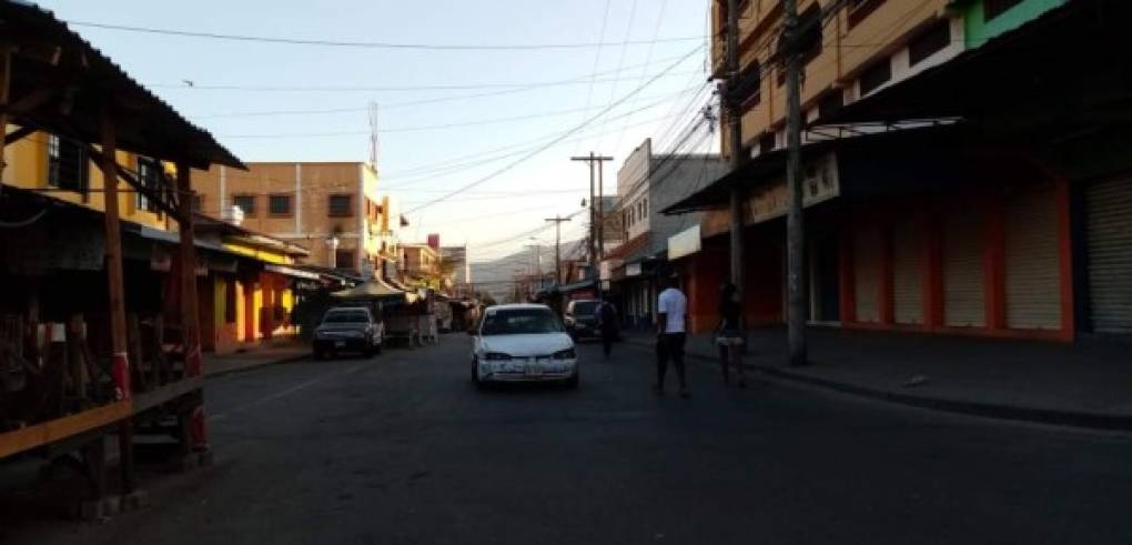 Sin embargo, otros puntos de la ciudad como el mercado Medina, se encuentra desolado producto de la medida.