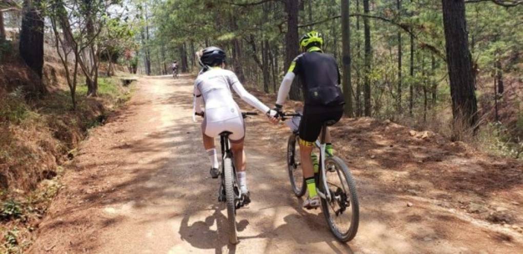 Los novios vivieron el recorrido en bicicleta como un preámbulo de una vida compartida.
