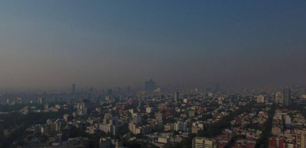 Usuarios de redes sociales han compartido imágenes que muestran a la capital envuelta por bruma y humo.