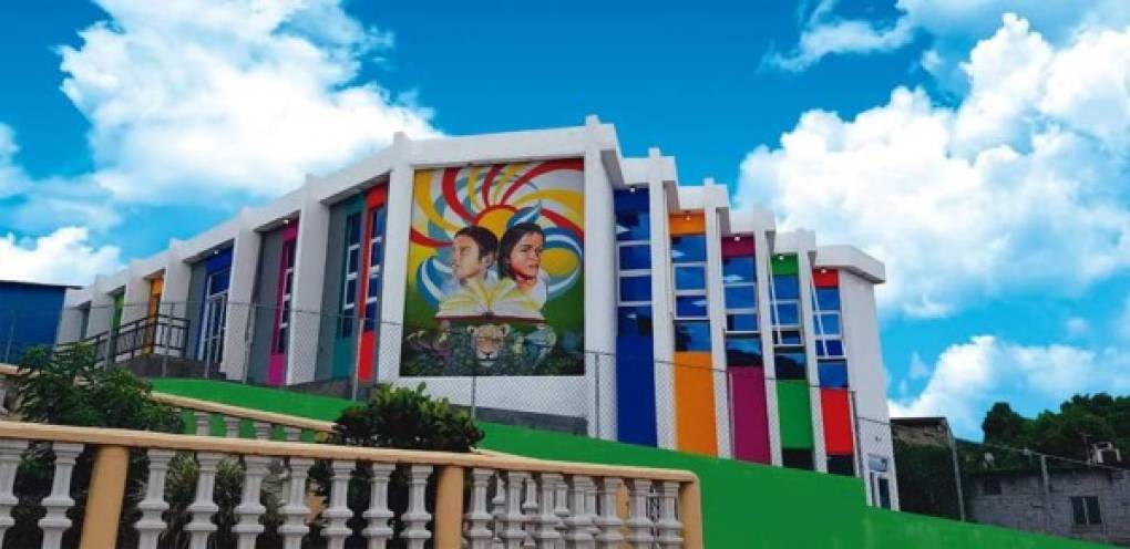 La biblioteca pública más bonita de Honduras está ubicada en Lepaera, Lempira, zona occidental de Honduras. Blue Lupin se ha convertido en un referente nacional e internacional de espacios idóneos para incentivar a la lectura.