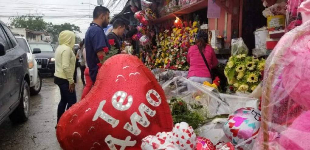 Cada 14 de febrero, buena parte del mundo celebra el Día del Amor y de la Amistad, el Día de los Enamorados, el día de San Valentín o como prefieras y Honduras no es la excepción, en donde las calles de San Pedro Sula se han llenado de motivos alusivos a la fecha.<br/>El amor está en el aire.