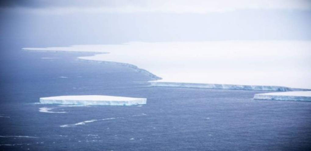 El gigantesco iceberg, apodado A68a, está en camino a chocar con la isla Georgia del Sur, un remoto territorio británico de ultramar frente a América del Sur.