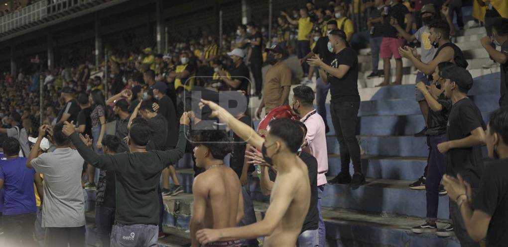 Lo que provocó el casos fue el hecho de que algunos barristas del Marathón ingresaron al sector de preferencia del estadio Morazán. El Real España desde un principio advirtió que al juego solo podían ingresar seguidores de la máquina.