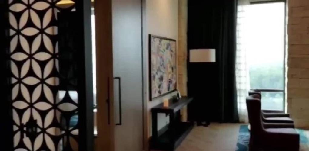 En la suite de LeBron James hay una cocina contigua a la sala de estar y un comedor.