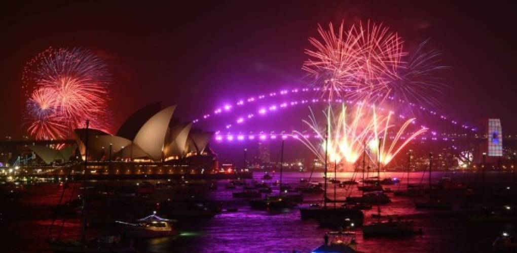 La más grande ciudad australiana por lo general despliega una deslumbrante exhibición de pirotecnia sobre la bahía del puerto, no obstante, las celebraciones de este año se vieron ensombrecidas por los ingentes llamados a cancelar la quema de fuegos artificiales, a medida que los devastadores incendios forestales avanzan en todo el país.