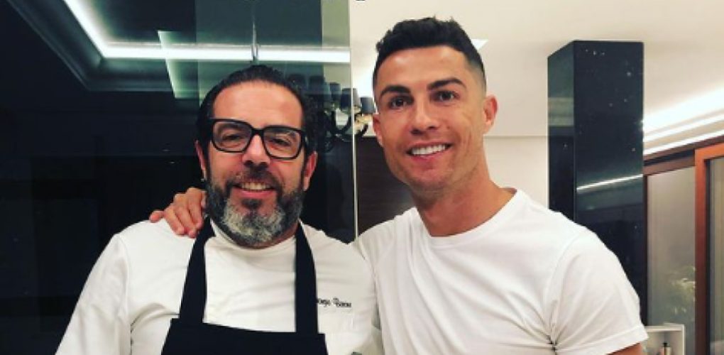  En una entrevista con el periódico británico <i>The Mirror</i>, <b>el chef italiano Giorgio Barone</b>, especialista en cocinarle a reconocidos futbolistas, contó las comidas que le preparó a Cristiano Rolando en su paso por Turín cuando se convirtió en su cocinero residente.