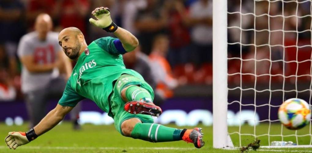 Paris Saint-Germain's Costa Rican Keylor Navas makes a save during the UEFA Champions League final football match between Paris Saint-Germain and Bayern Munich at the Luz stadium in Lisbon on August 23, 2020. (Photo by LLUIS GENE / POOL / AFP)