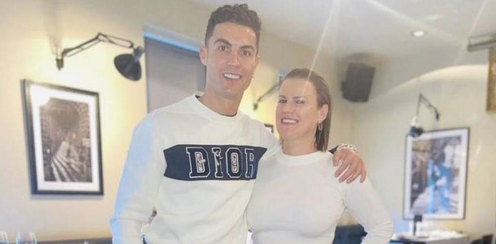 En ‘Socialité’ hicieron eco al comunicado de Dolores Aveiro y ahí mismo realizaron un contacto con el periodista Adriano Silva, quien sorprendió lanzando fuertes acusaciones sobre la hermana de Cristiano, Elma Aveiro.