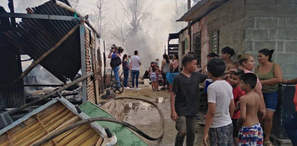 El incendio provocó daños en varias residencias del sector, uno de los más marginados de la urbe sampedrana. 