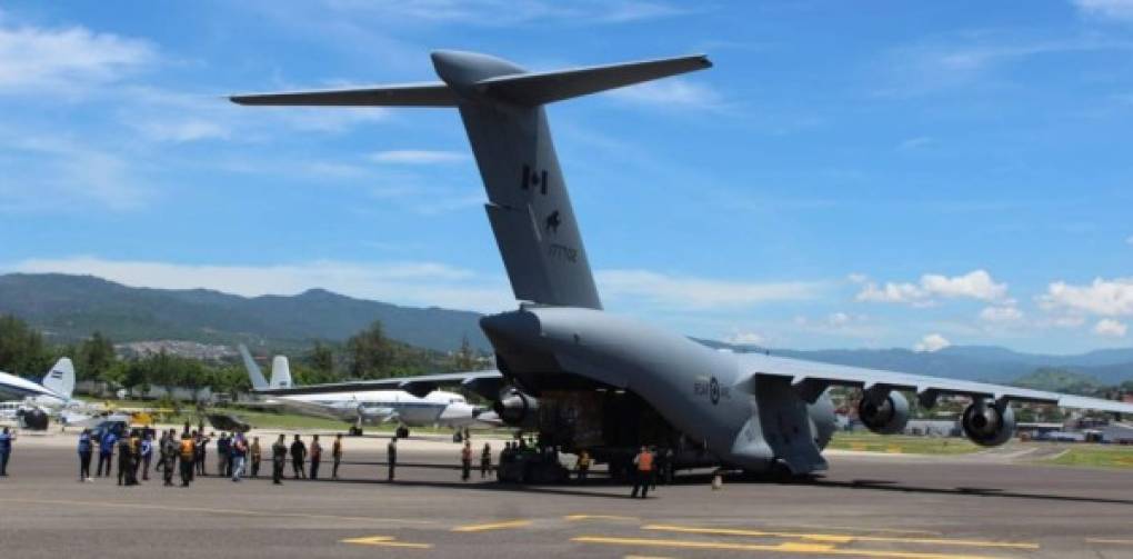La Royal Canadian Air Force posee cinco aviones CC-177 Globemaster y uno de ellos está siendo usado para ayudar los países centroamericanos. Honduras recibió hoy 17 toneladas, de 25 en total, que compró en equipo de protección personal para enfrentar la pandemia del Covid-19.