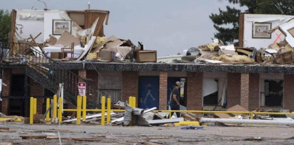 El radar del Servicio Nacional del Tiempo en EEUU detectó que el tornado llegó a levantar restos hasta poco más de dos kilómetros de altura.<br/>