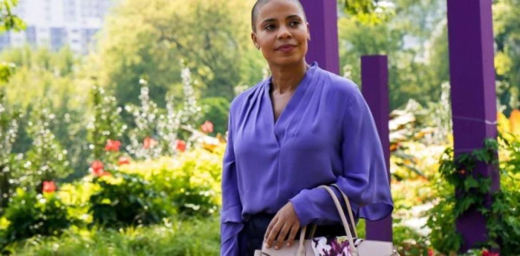 Nappily Ever After: El rizado camino a la felicidad<br/><br/>Una película original de Netflix, Nappily Ever After es la historia de Violet Jones (Sanaa Lathan), una publicista muy exitosa que organiza cada paso de su rutina para que nada se salga de su control. Después de atravesar una gran desilusión, Violet decide hacer un cambio en su vida y se sumerge en una jornada de autoaceptación, trayendo a la luz viejos traumas de la infancia y aprendiendo a ponerse por encima de opiniones ajenas.