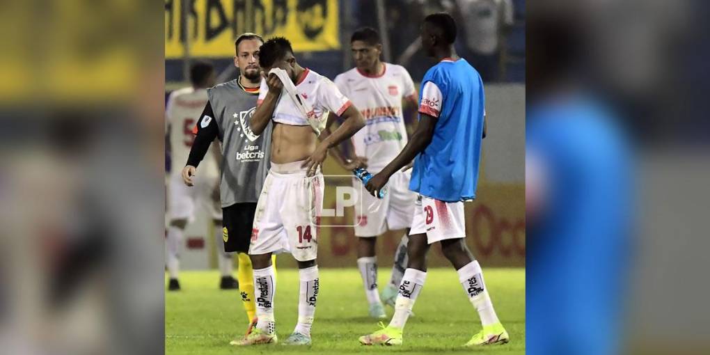 La tristeza de los jugadores del Vida al no poder quedar líder del campeonato.