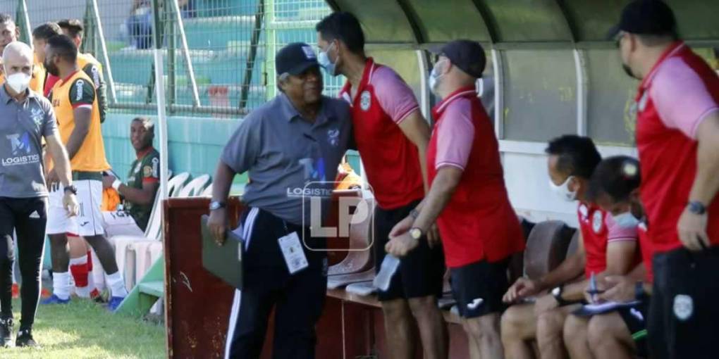 Ramón ‘Primitivo‘ Maradiaga, entrenador del Platense, saludando al cuerpo técnico del Marathón antes del inicio del partido.