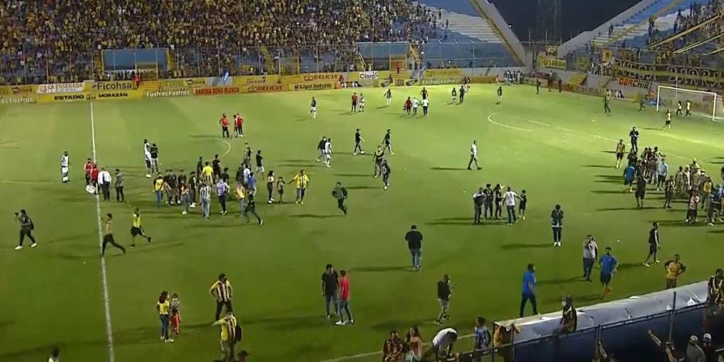 Cuando se disputaban 29 minutos y con el marcador 1-0 a favor de la máquina con gol de Ramiro Rocca, el partido se tuvo que detenerse luego que comenzó un caos en el sector de preferencia del estadio Morazán.