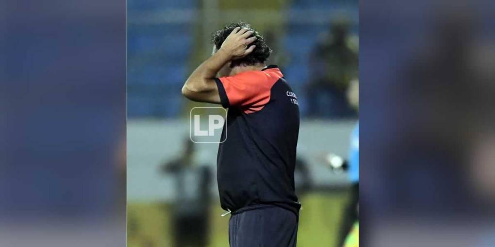 El técnico portugués del Vida, Fernando Mira, se lamenta en el juego ante Real España.