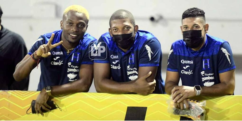 Los seleccionados Kevin Álvarez, Luis ‘Buba‘ López y Bryan Acosta asistieron al estadio Morazán para presenciar el partido Real España-Vida.