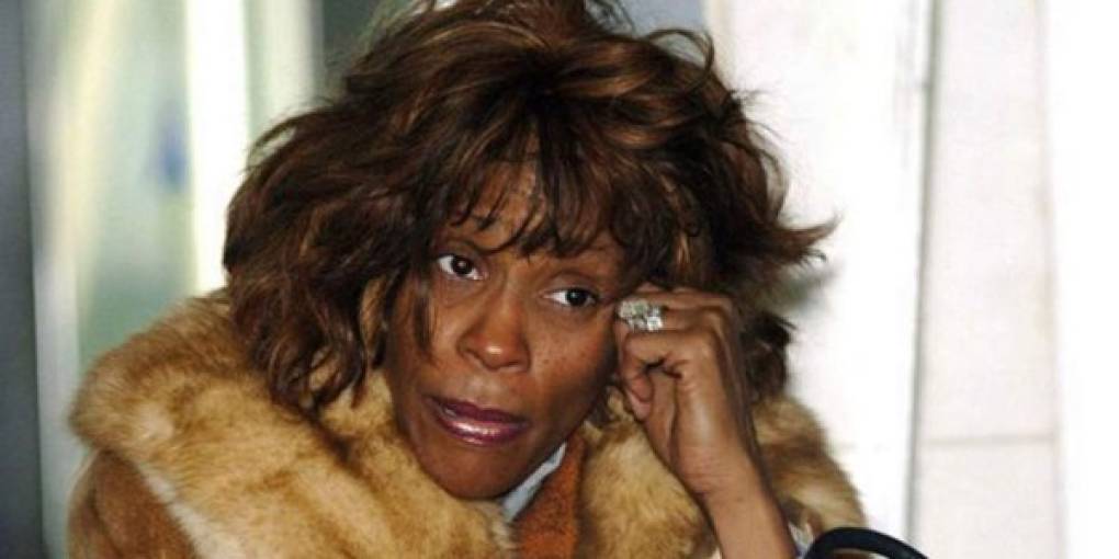 <br/><br/>Whitney Houston<br/>El 11 de febrero de 2012, la cantante estaba preparando lo que sería su participación en la entrega de los premios Grammy, sin embargo, <br/>la droga acabó con su vida antes de que pudiera hacer ese esperado show. Houston fue encontrada muerta en la bañera de la habitación 434 del prestigioso hotel Beverly Hilton de Las Vegas, y la causa de la muerte fue catalogada como un 'ahogamiento accidental'<br/> luego de una mezcla de cocaína y medicamentos varios.