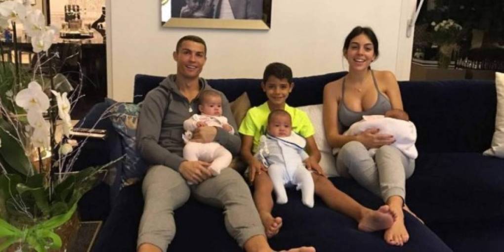 Tiene cuatro hijos: Maria Dos Santos, Alana Martina dos Santos Aveiro, Cristiano Ronaldo Jr., Mateo Ronaldo.