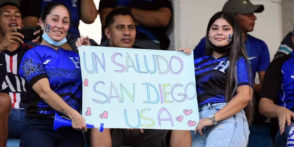 Bellas chicas y las pancartas: el ambientazo en el Honduras-Panamá en el Olímpico