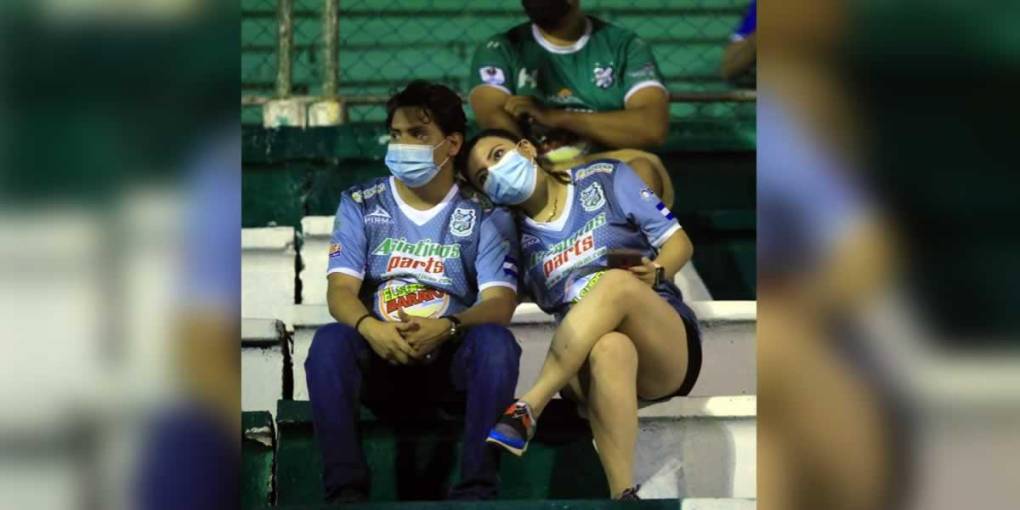 El Platense en una imagen. La tristeza de dos aficionados del Tiburón que perdió contra el Victoria.