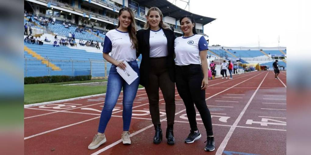 Las bellas presentadoras del programa ‘Las Dueñas del Balón‘, Erika Williams, Tanya Rodríguez y Martha Ríos, cautivan en el Olímpico.