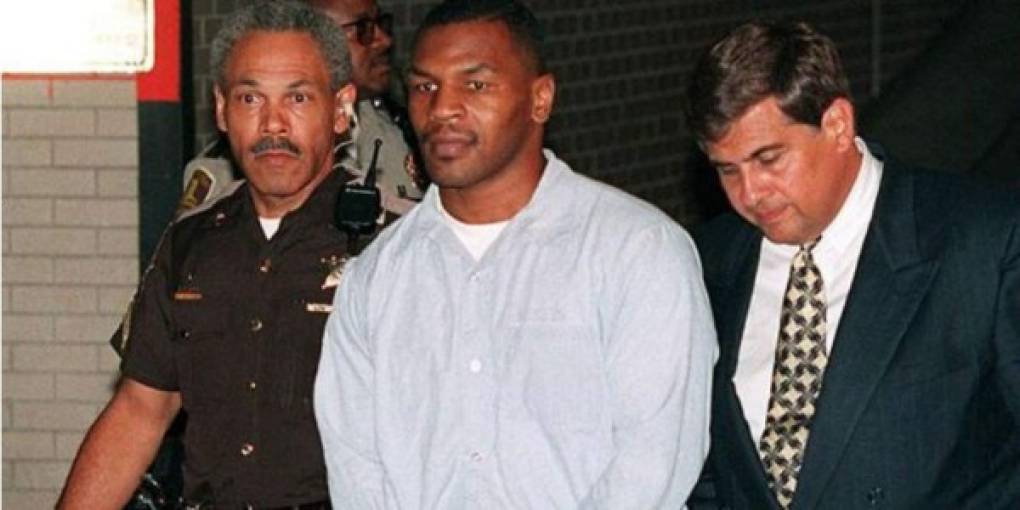 La vida de Mike Tyson fuera del ring es una vida llena de desenfrenos, orgías y escándalos, los mismos que inclusos lo llevaron a entrar y salir de prisión innumerables veces en su vida .