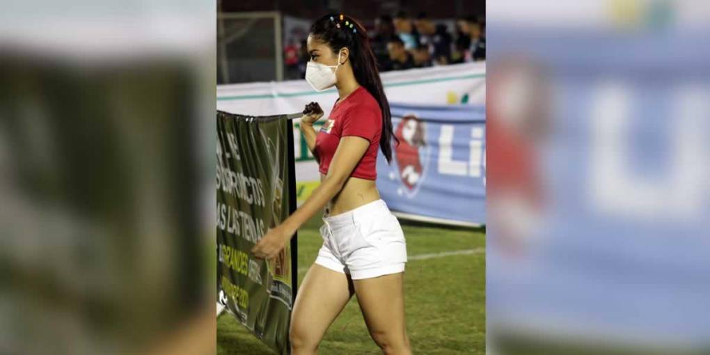 En la cancha del Ceibeño esta edecán robó miradas.