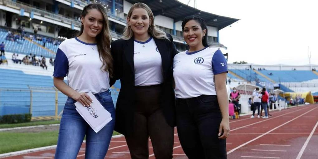 Las bellas presentadoras del programa ‘Las Dueñas del Balón‘, Erika Williams, Tanya Rodríguez y Martha Ríos, cautivan en el Olímpico.