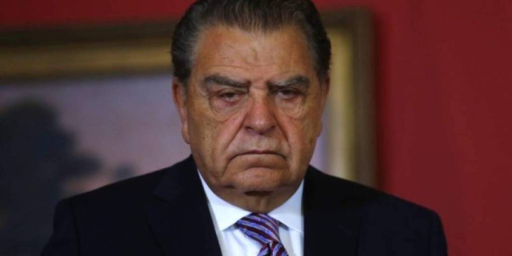 Después de su salida en Univisión, Don Francisco se unió a las filas de Telemundo donde tuvo su programa de entrevistas 'Don Francisco Presenta'. El show que tenía los mejores invitados, fue cancelado después de 100 emisiones.