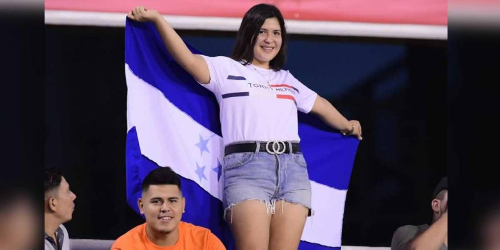 Con la bandera de Honduras posa esta aficionada.