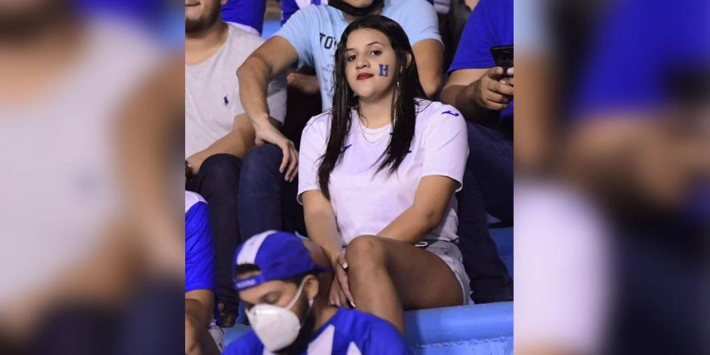 Una guapa aficionada hondureña que no se quiso perder el partido.