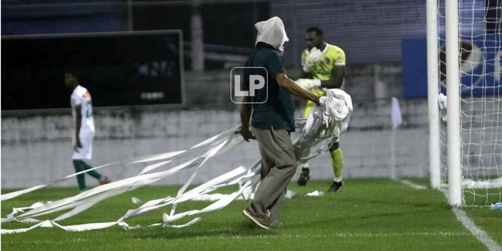 Una persona con un gorro del Tiburón sacó los papeles que tiró la afición del Olimpia desde la gradería.